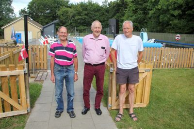 Leo Kristiansen, 71, Benny Thomsen, 67 og Jens Pedersen, 66, har bygget hegn og skulle hjælper meget til, de tre kender hinanden fra museet i Klosterlund, hvor de arbejder frivilligt hver mandag. Det var her Mikael Wurtz kendte dem fra og forhørte sig om de ikke kunne tænke sig at hjælpe med friluftsbadet. Ud over de tre er Kurt Olesen. Og Henry Jensen også med.