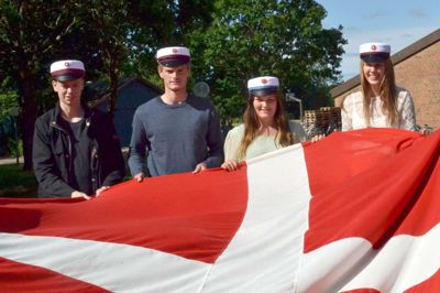 Årets fem første studenter på Ikast-Brande Gymnasium, Søren Lindstrøm, Emil Søgaard, HF'er Gitte Rose, Frederikke Ernstrøm og Cecile S. Nielsen