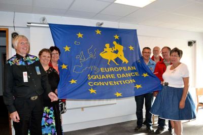 Bestyrelsen for Hedens Squaredancere glæder sig til det store europæiske convention. Fra venstre ses Svend-Erik Mosegaard Hansen, Linna Mosegaard Hansen, Annie Lindengaard Toldbod, Karl Krogh, Mogens Bæk Rasmussen, Karl Aage Olesen og Trine Mødrup Andresen