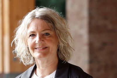 - Det må helst ikke blive for rutinepræget, siger Joan Sander med et smil, og kalder sit job som mediekoordinator hos Mediehuset Herning Folkeblad for »1000 ting«. Senest har hun været med i udviklingen af et nyt, fælles rekrutterings-tilbud med søsteraviserne i Skive og Silkeborg samt alle Jysk Fynske Medier.