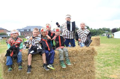 Drengene var trætte efter krigen. De hvide var Danmark, og de røde var Tyskland, og det var tyskerne, der vandt efter at have erobret modstanderens flag. Fra venstre er det Shawn William, Christian Sørensen, Jonas Berthelsen, Martin Hammer, Tobias Larsen, Lasse Andersen og Simon Sørensen.
