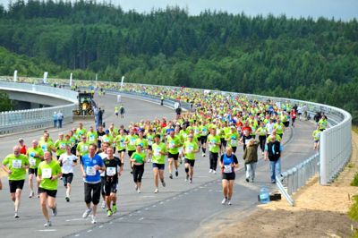 Sådan så det ud, da der for to år siden var motorvejsløb over Funder Ådal. Etape to af motorvejen ved Silkeborg bliver også indviet med et stort løb - 18. oktober. Foto: Torben Anholm
