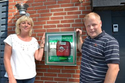 Birthe Østergaard fra B.M.N. Rengøring og Per Henriksen fra beboerforeningen ved Tulstrups nye hjertestarter, der er placeret på Søbjergvej 32