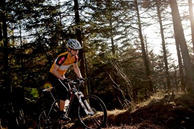 Lokale mountainbikeryttere drøner op og ned ad bakkerne ved Skånsø, og så vil de også gerne planlægge et større stævne til sommer.
Foto: Morten Melhede
