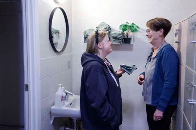 Tre Birke er et sted, hvor fællesskab, udvikling og meningsfulde aktiviteter går hånd i hånd, og hvor hver borger får muligheden for at vokse både personligt og socialt. Her er det Katja Dalsgaard, der holder en af Tre Birkes nye vaskeklude frem. Vaskekludene spiller en rolle i at skabe meningsfulde aktiviteter. Til højre er det centerleder Hanne Munk.