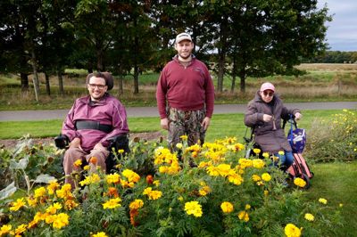 Endnu er der lidt blomster tilbage i pluk-selv-blomsterbedet foran Tre Birke, som ligger ud til Lillelund Engpark. Det er Tre Birkes egne borgere, der - med lidt hjælp fra en gravemaskine - har gravet bedet, købt blomsterfrøene og sået dem. Her er det Rasmus Bjørner Nielsen, Anders Billeskov og Anja Thylstrup. Pengene fra salget går til Knæk Cancer-kampagnen.