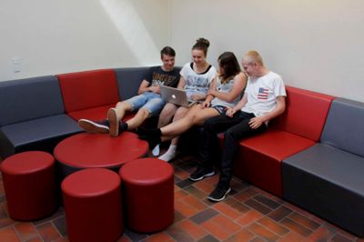 Der er investeret en halv million kroner i renovering af hall og dagligstue på Hestlund Efterskole