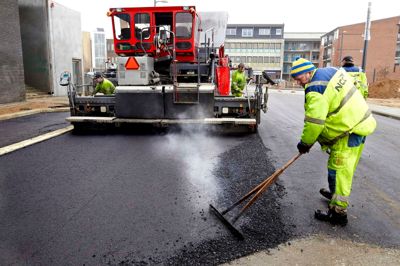 Her lægges der ny asfalt på Kousgaards Plads i Herning. Arbejdet udføres af ægte NCC-folk, der taler dansk til kunderne. Billedet er fra 2011. Foto: Tony Brøchner