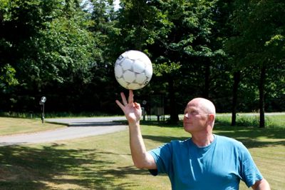 Erik Knudsen er kendt som »Mister Sport« på Hestlund Efterskole - den 1. august fejrer han jubilæum (Privatfoto)