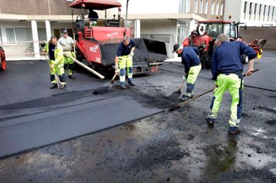 Asfalt-piraterne udgiver sig for at være NCC-ansatte som disse, der her lægger asfalt på Kousgaards Plads i Herning i 2011.?foto: Tom Laursen