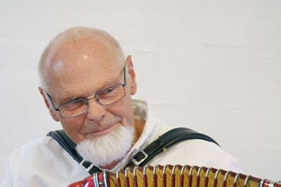 Sven Odgaard var en af de sangvælgere, der havde medbragt eget instrument. ? Foto: Kim Kristensen