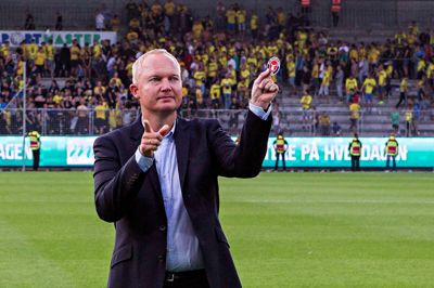 Glen Riddersholm ønsker FCM tillykke med mesterskabet - han er ikke alene. foto: jørn deleuran
