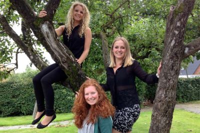 Cecilie Larsson øverst, Lene Pedersen i midten og Julie Christensen nederst er de tre tovholdere bag musikvideo-projektet om Skolen i 200 år.