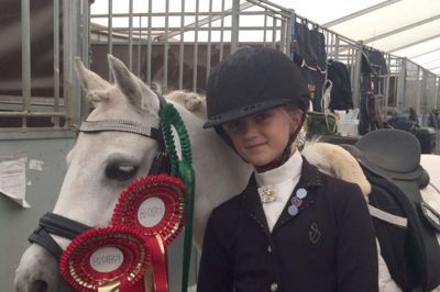 Amalie Skov og ponyen Frederikke blev nummer fem ved DM for 3'er pony - et stævne, der i sidste weekend blev afvikles på Vilhemsborg (Privatfoto)