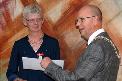 Borgmester Carsten Kissmeyer overrakte Dronningens Fortjenstmedalje