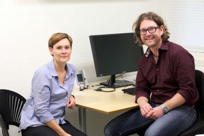 Læge Joachim Frølund og den ene af de 2 sygeplejersker, der på skift får deres daglige gang på klinikken i Brande, Lotte Bonne