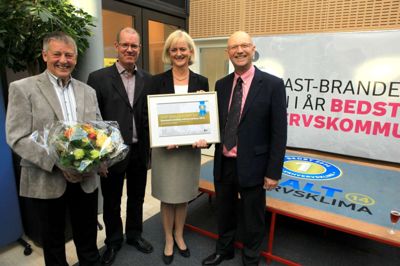 Viceborgmester Preben Christensen og borgmester Carsten Kissmeyer - flankerer her de to gratulanter, formanden for DI Midt Vest, Claus Arberg, og direktør Berit Vinther, Dansk Industri.