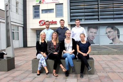 NYE | Den Jyske Sparekasse har pr. 15. august ansat erhvervs- og finanstrainees for 2014.
Bagerst til venstre er det erhvervstrainee Daniel Hago Jensen 28 år (Grindsted filialen), finanstrainee Michael Rosenkvist Holm 24 år (Ikast filialen), finanstrainee Henrik Lund Skjøth 31 år (Vejle filialen).
Forrest til venstre er det erhvervstrainee Maibritt Lynggaard Erichsen 25 år (Billund filialen), finanstrainee Charlotte Kristensen Fisker 21 år (Rødekro filialen), finanstrainee Heidi Roesgaard Nielsen 22 år (Farsø filialen) og finanstrainee Michelle Wang Sørensen 22 år (Horsens filialen).