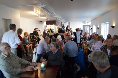 Fredagens reception i Folkets Hus trak masser af gæster til Ikasts nye værtshus, hvor Oliver og Henrik Volf sørgede for den musikalske underholdning. Foto: Ole Bitsch