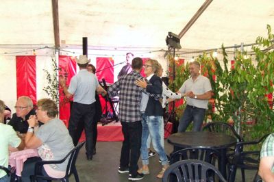 Hygge i vinteltet, hvor der modsat det store festtelt var en intim og hyggelig stemning.