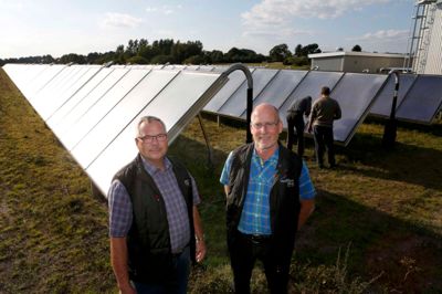 SEPTEMBER Ikast Værkerne indviede et nyetableret solvarmeanlæg i Isenvad. Anlægget, der koster ti mio. kr., skal sikre en grøn profil og billigere fjernvarme.