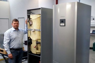 Klimadan præsenterer sin nyudviklede varmepumpe til private boligejere på energi-messen den 25. september hos Ikast Jern & Stål A/S. Her er det salgschef Søren Jensen, der viser varmepumpen