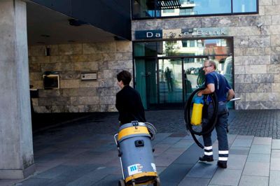 En 55-årig psykisk syg mand fra Herning hældte i går en spand med 10 liter afføring ud over en møntællemaskine i Danske Bank. Derfor blev banken lukket, mens der blev foretaget en rengøring. Foto: Flemming Hansen
