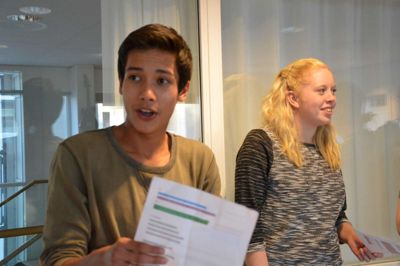 Danny og Henriette synger sammen på musikvideoen