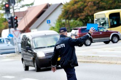 Vestergade i Herning var et af de steder, hvor trafikanterne i går blev standset af politiet som led i kampagne for at højne sikkerheden i trafikken. Foto: Flemming Hansen