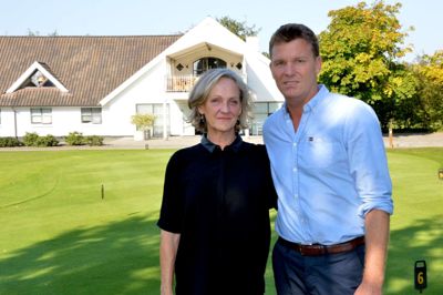 SEPTEMBER Inden erhvervsmanden og iværksætteren Eskild Thygesen døde, sikrede han familien, men også hustruen Karin (tv.) og Thygesens hjertebarn, golfklubben Tullamore Golf Club i Tulstrup. Gården og golfklubben blev købt og drives nu videre af forretningsmanden Jens Poulsen fra DK Company (th.)