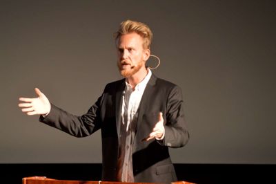- Vi må prøve selv at hjælpe til, lød budskabet fra komikeren og samfundsrevseren Huxi Bach, der onsdag besøgte Ikast Bio. Foto: Ole Bitsch