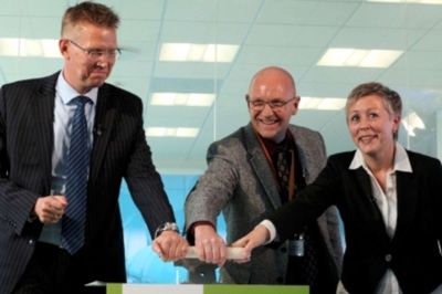 Senior Vice President for Wind Power Service, Ken Sørensen (t.v.), borgmester Carsten Kissmeyer og leder af overvågningscenteret, Merete Hoe, trykker håndtaget i bund for at markere åbningen af det nybyggede cente
