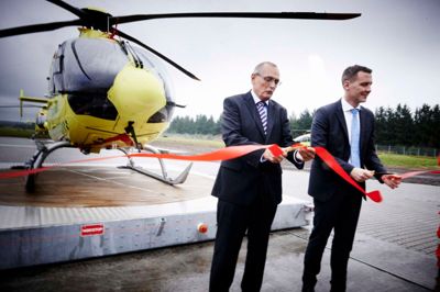 Sundhedsminister Nick Hækkerup og formand for Danske Regioner Bent Hansen indviede den landsdækkende akutlægehelikopterordning. Foto: Regionernes akutlægehelikoptere/Lasse Hyldager