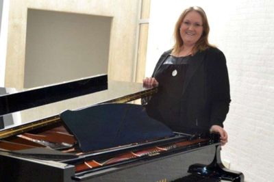 Organist Melanie Skriver er klar til at byde nye kormedlemmer velkommen i Fonnesbæk Kirke (Privatfoto)