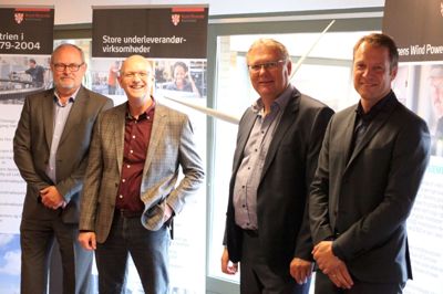 Fra venstre ses Henning Kruse fra Siemens Wind Power, borgmester Carsten Kissmeyer, Tommy Jespersen fra KK Wind Solutions og Rasmus Niebuhr fra Niebuhr Gears foran modelvindmøllen og plancheudstillingen