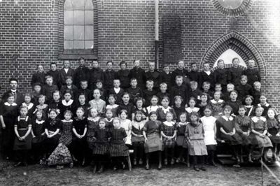 Peder A. E. Nielsen Esbjerg var lærer ved Bording skole i Bording Kirkeby fra 1917 til 1944, hvor skolen blev lukket og eleverne overflyttet til Hestlund hovedskole.
Lærer Esbjerg er her fotograferet sammen med skolens elever foran indgangen til Bording kirke omkring 1920