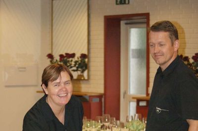 I snart fire år har Maj-Britt og Henrik Stilou i fællesskab drevet Ejstrupholm Hotel og dermed sikret at byens og egnens befolkning har et sted at fejre familiefester med god dansk mad i hyggelige omgivelser. Her er parret netop ved at dække bordene til en større familiefest