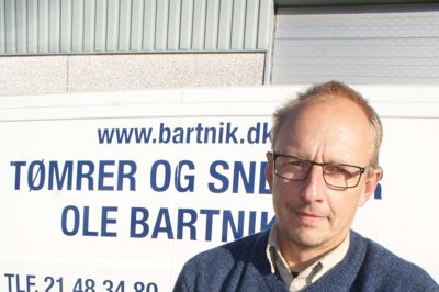 - Danskerne har for alvor fået øjnene op for gevinsten ved at efterisolere deres huse med papirisolering, fortæller tømrer- og snedkermester Ole Bartnik fra Ejstrupholm. Her viser han en håndfuld isoleringsmateriale, fremstillet af gamle aviser