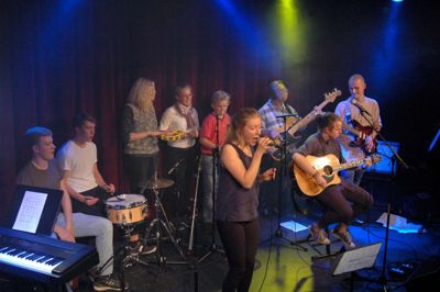 Christoffer Bagger og Jonas G. Lindegaard på cajun og trommer, Henriette Nielsen, Louise M. Jakobsen og Jacob Sørensen på percussion, Matihias G. Nielsen på bas, Kristian B. Pedersen på elguitar, Niels Olav Larsen på akustisk guitar og Anne-Line Thomsen ved mikrofonen
