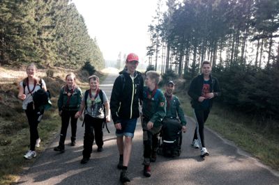 En flot KFUM-spejdere fra Ikast gik 100 kilometer - og blev belønnet med et »vandreskjold«. Privatfoto