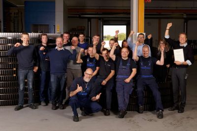 Vestas-teamet hos Niebuhr Gears i Ikast fejrer påskønnelsen fra Vestas. Foto: Johnny Bay