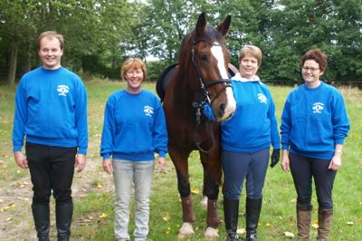 Højris Rideklubs repræsentanter ved World Games: Martin Jacobsen (tv.), hesten »Tyson« (der dog ikke skal med til USA), coach Jette Flarup, Anette Elkjær Jensen og head coach Karin Lindved (Privatfoto)