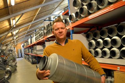 Kurth V. Olesen, administrerende direktør hos KH Vent, fremviser et af komponenterne til firmaets mange ventilationsløsninger