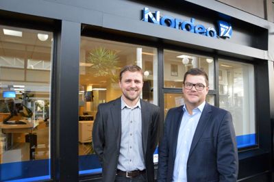 Carsten Nørbjerg (tv) siger farvel til Ikast og Thomas Hammelev Larsen siger goddag til byen som ny filialdirektør i Nordea Ikast. Foto: Steen Hebsgaard