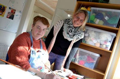 Lone bruger i perioder tid på at male og ses her sammen med projektmedarbejder Birgit Bech, der glæder sig til for alvor at skabe kontakt mellem psykisk sårbare og nye netværsfamilier, der har lyst til at nedbryde tabuer og lære nye mennesker at kende