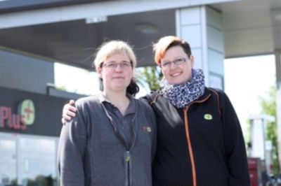 Vickie og Karina Faartoft udvider nu med en postbutik, hvor man kan indlevere og afhente pakker.