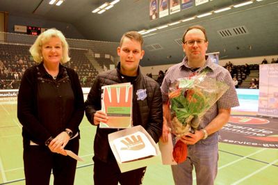 IFS-ildsjælen Anders Høj Kristiansen (midten) modtog kage, diplom og blomster, da han blev kåret som »Månedens Frivillig«. Her er han flankeret af Helle Mathiasen, formand for Kultur- og Fritidsudvalget i Ikast-Brande Kommune og DGI Midtjyllands formand, Lars Engeborg (Foto: Ole Bitsch)