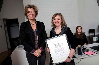 Undervisningsminister Christine Antorini med den glade prismodtager, Tina Vestergaard Pedersen fra Ikast. (Foto: Klaus Holsting)