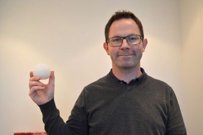 Svend Peter Vestergaard med den specielle silicone-form, der laver kæmpe isterninger. Foto: Steen Hebsgaard