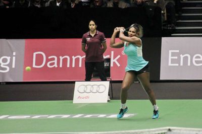 Den amerikanske verdensetter, Serena Williams, sender et slag af sted i Boxen. Foto: Jens Anton Nordestgaard